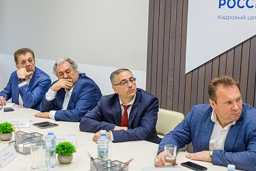 Депутаты обсудили проблему кадров и возможности кадрового центра